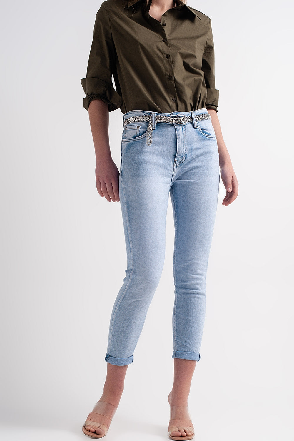 Jeans dritti con le caviglie piegate azzurri