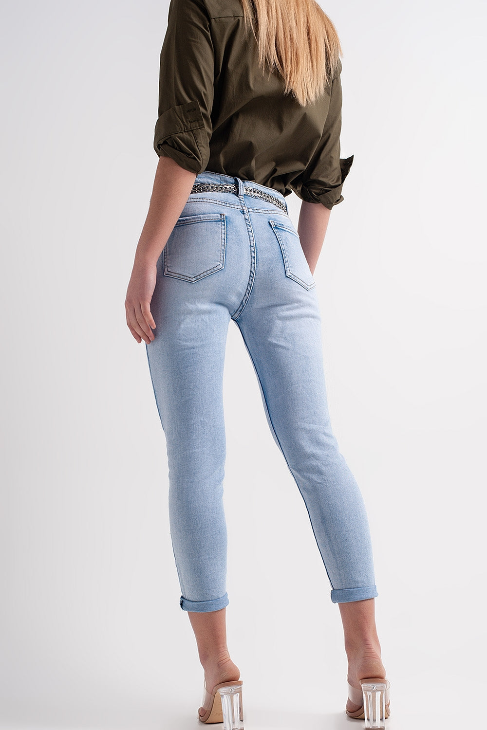 Jeans dritti con le caviglie piegate azzurri