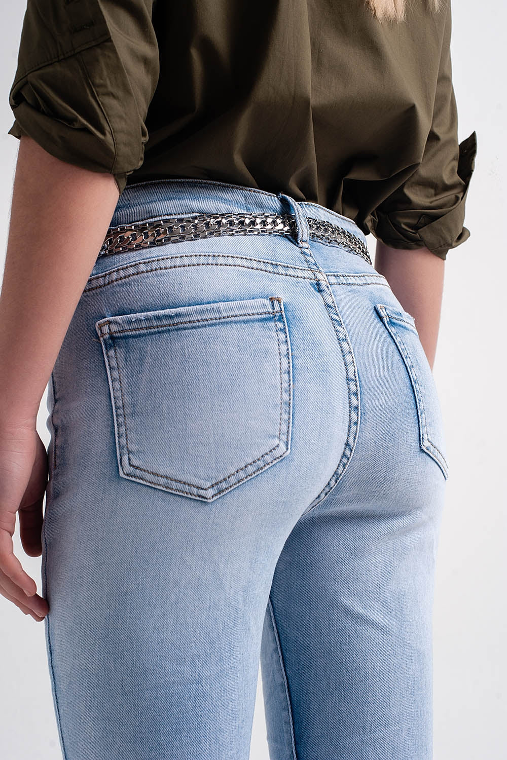 Jeans dritti con le caviglie piegate azzurri