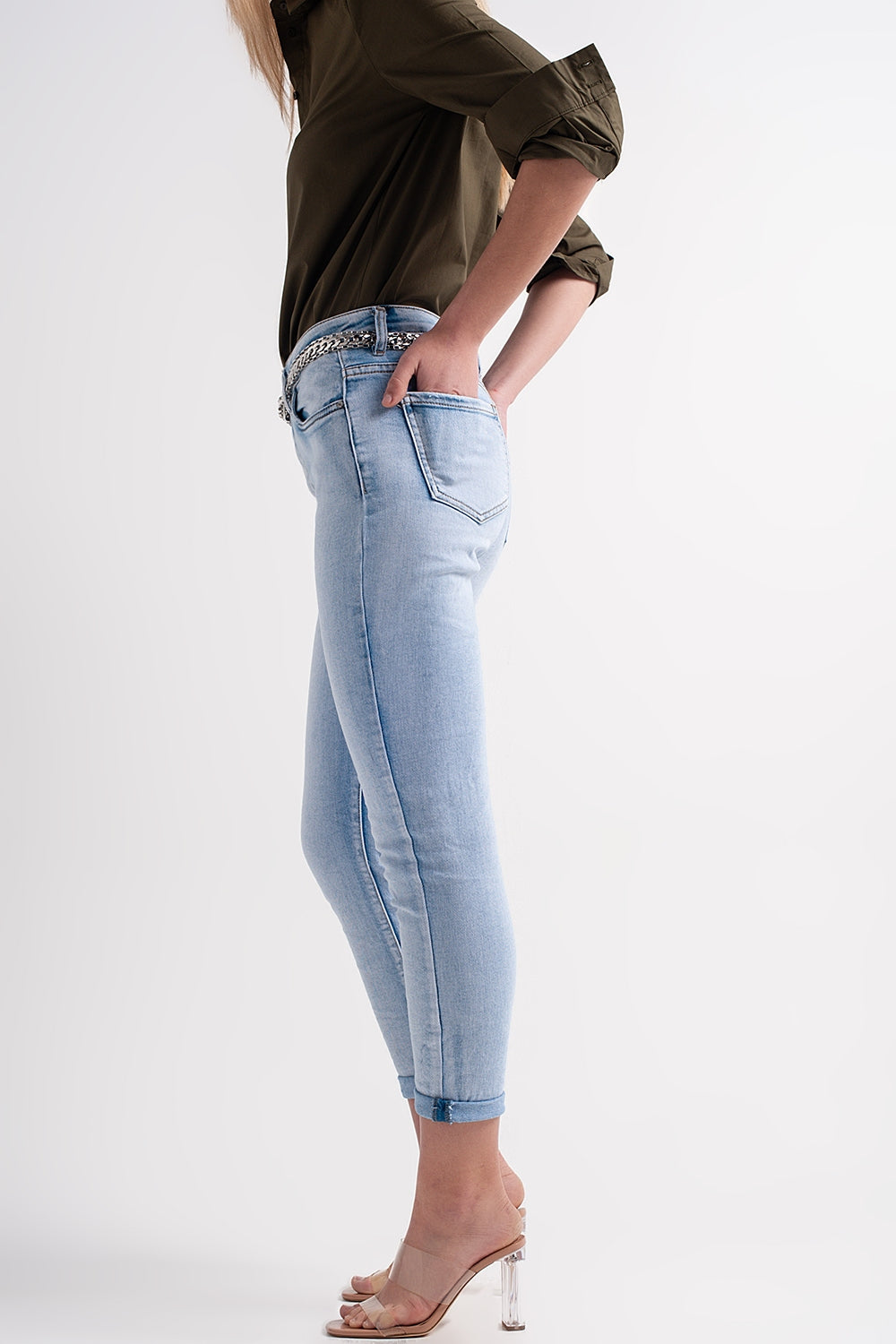 Jeans dritti con le caviglie piegate azzurri