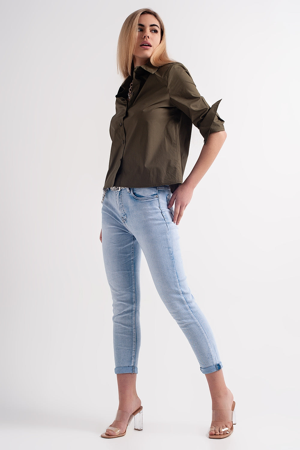 Jeans dritti con le caviglie piegate azzurri