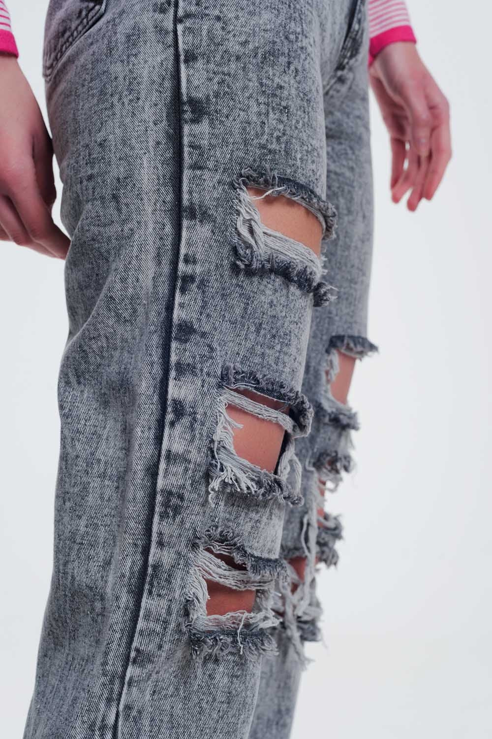 jeans dritti strappati in grigio