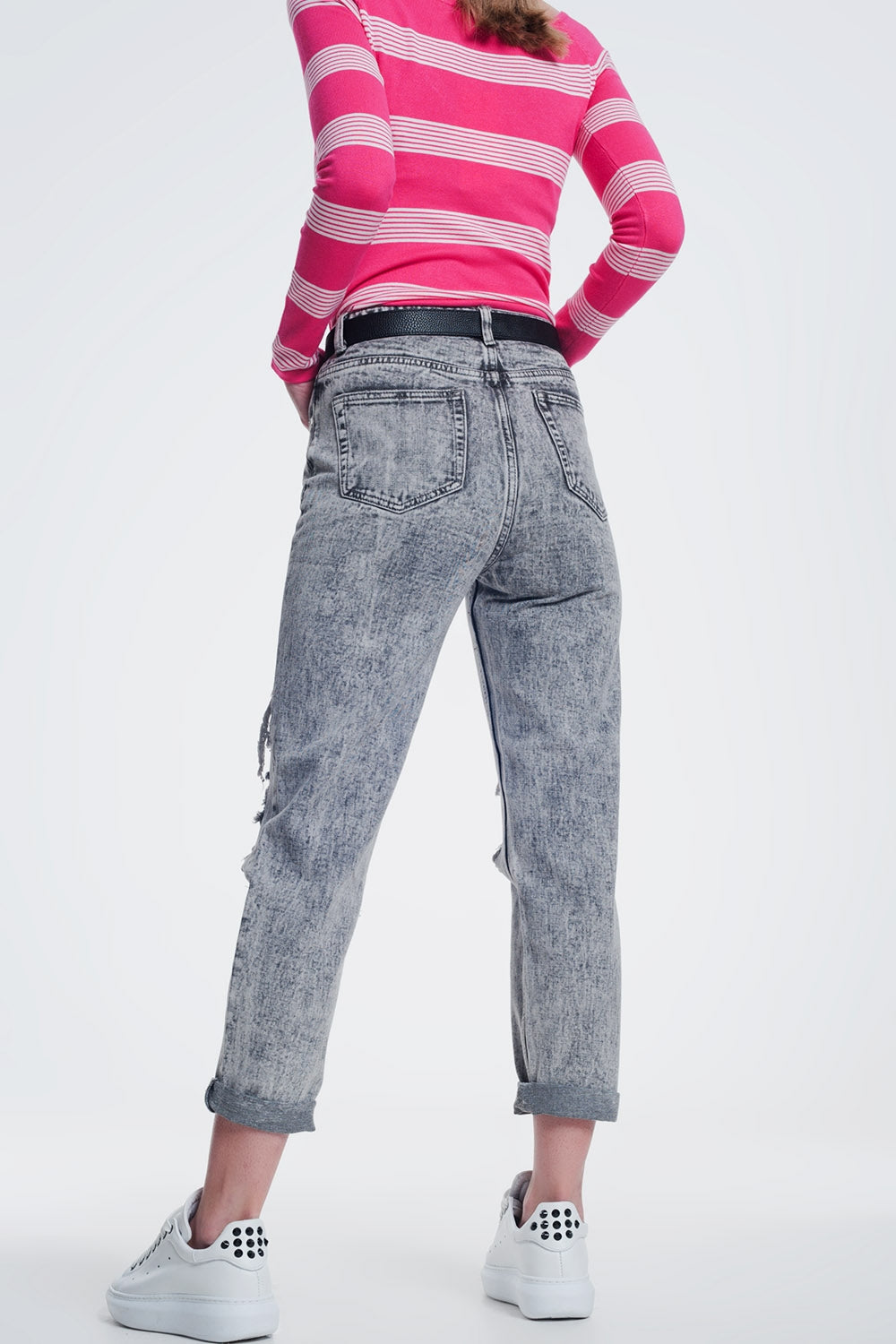jeans dritti strappati in grigio