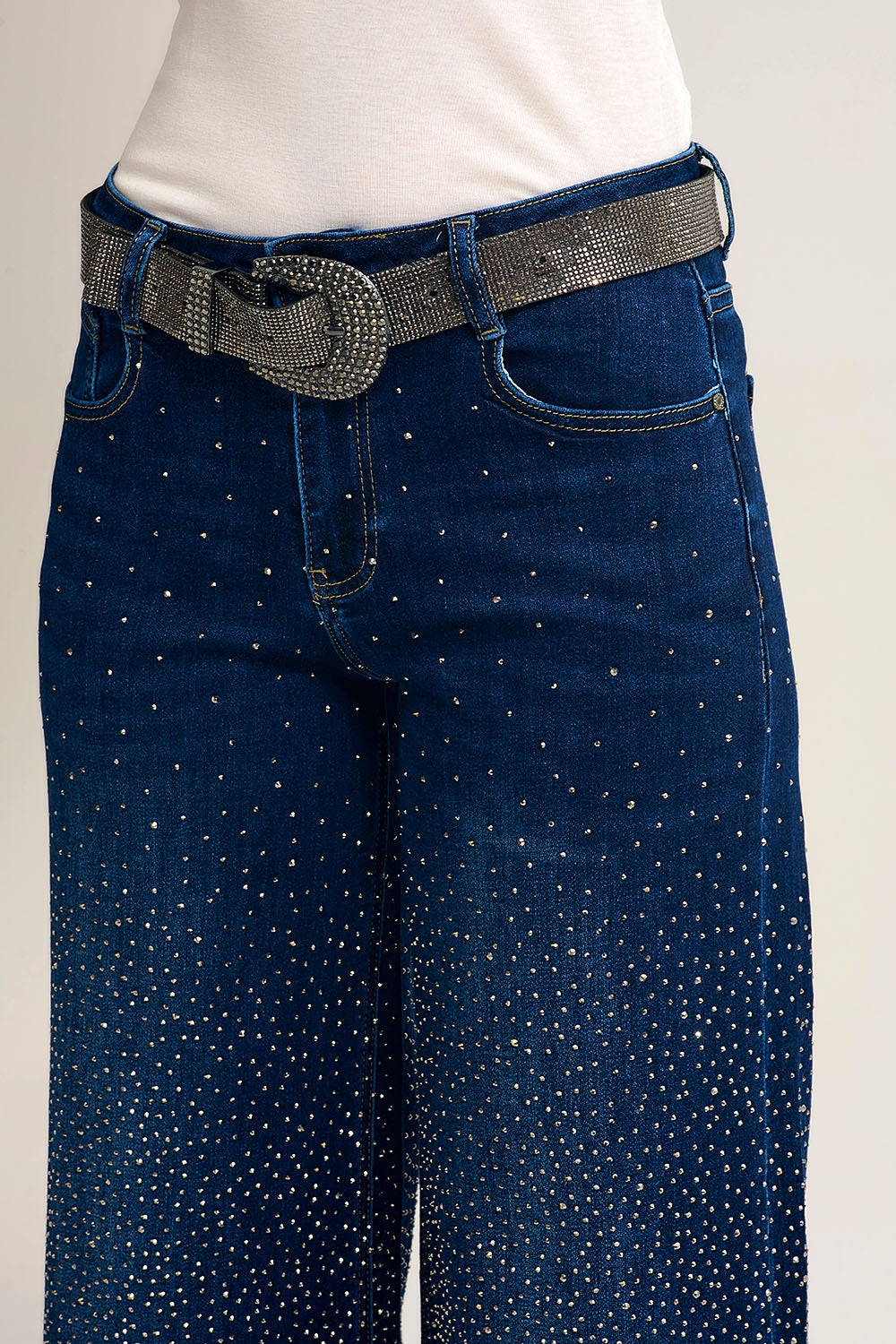 Jeans in denim a gamba larga con dettagli in strass davanti e dietro