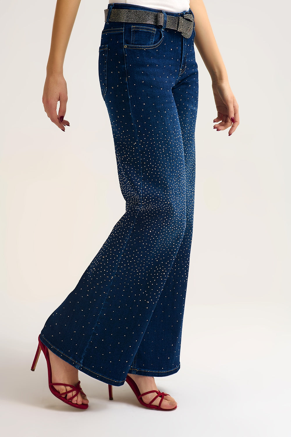 Jeans in denim a gamba larga con dettagli in strass davanti e dietro