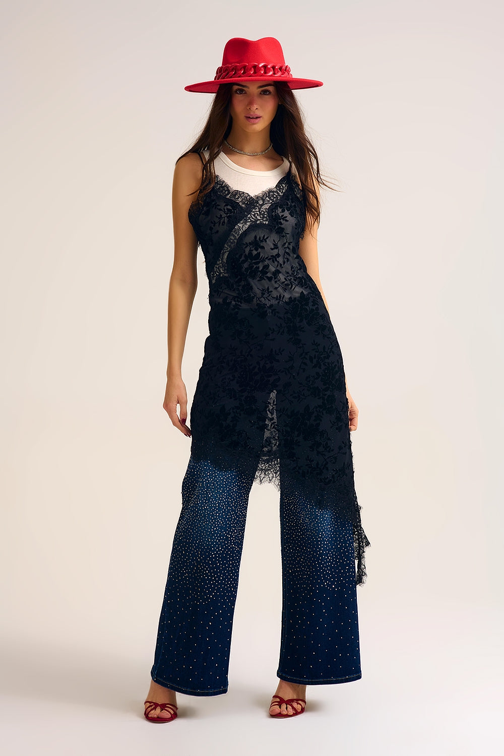 Jeans in denim a gamba larga con dettagli in strass davanti e dietro