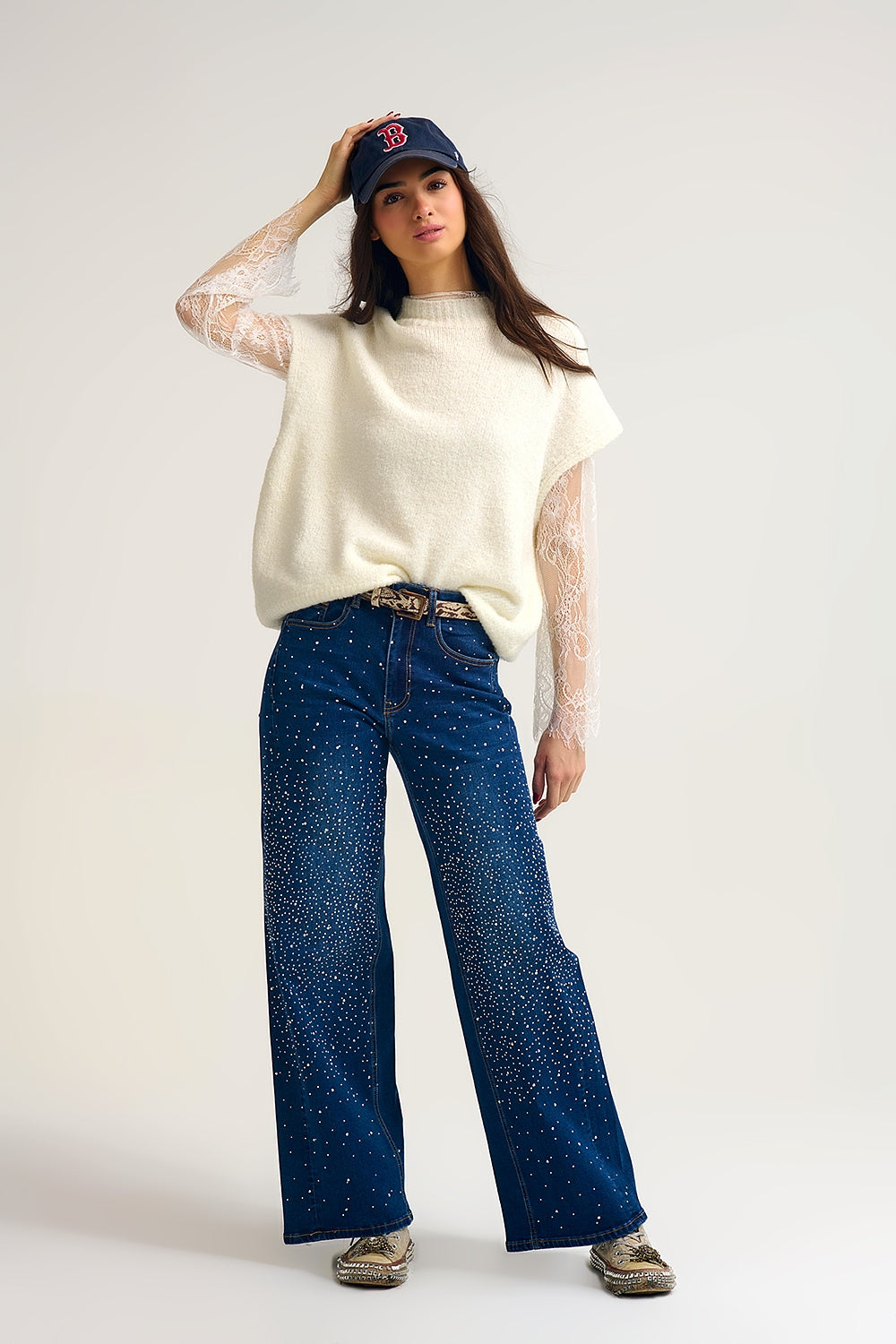 Jeans in denim a gamba larga con dettagli in strass sul davanti