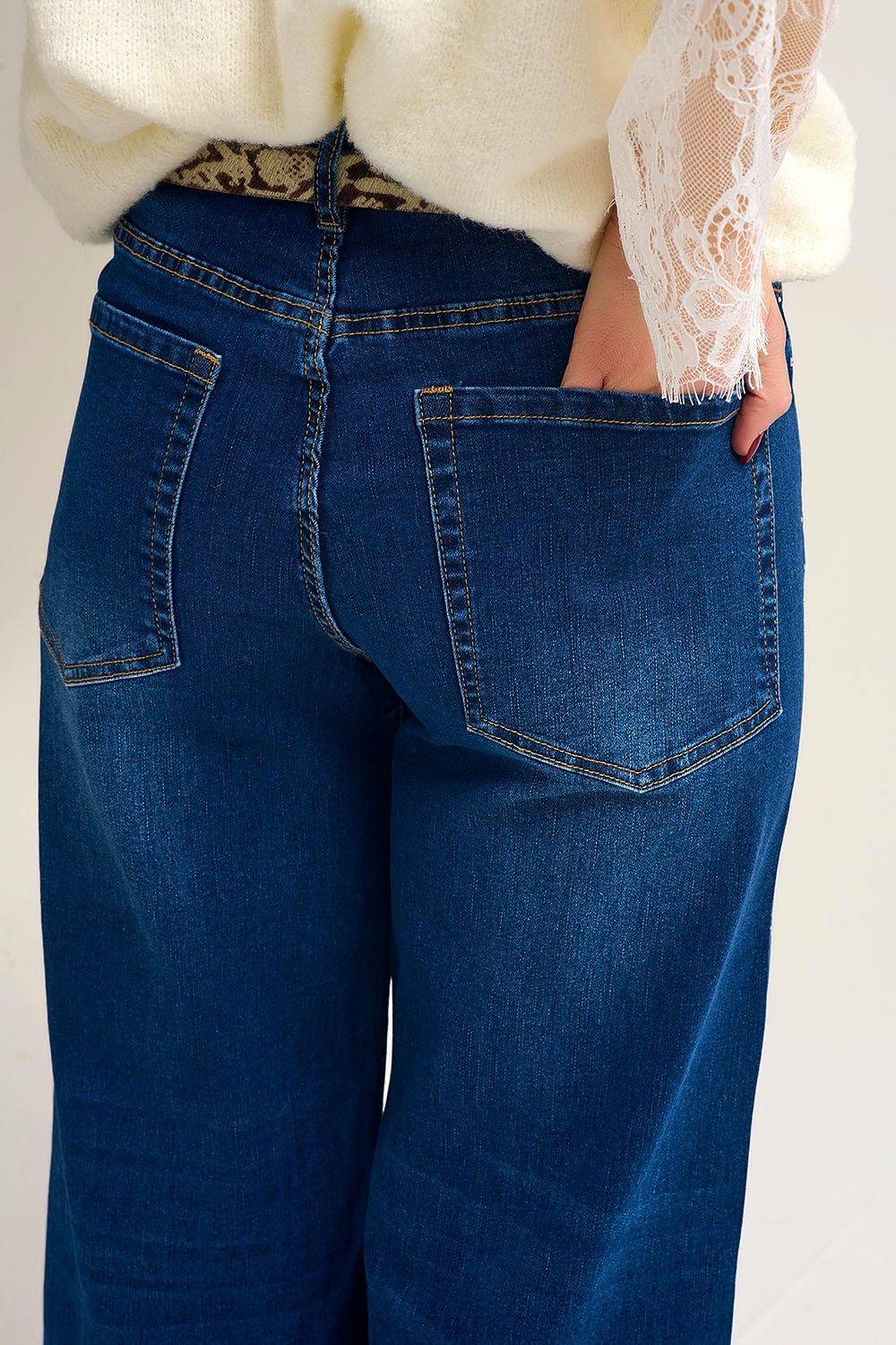 Jeans in denim a gamba larga con dettagli in strass sul davanti