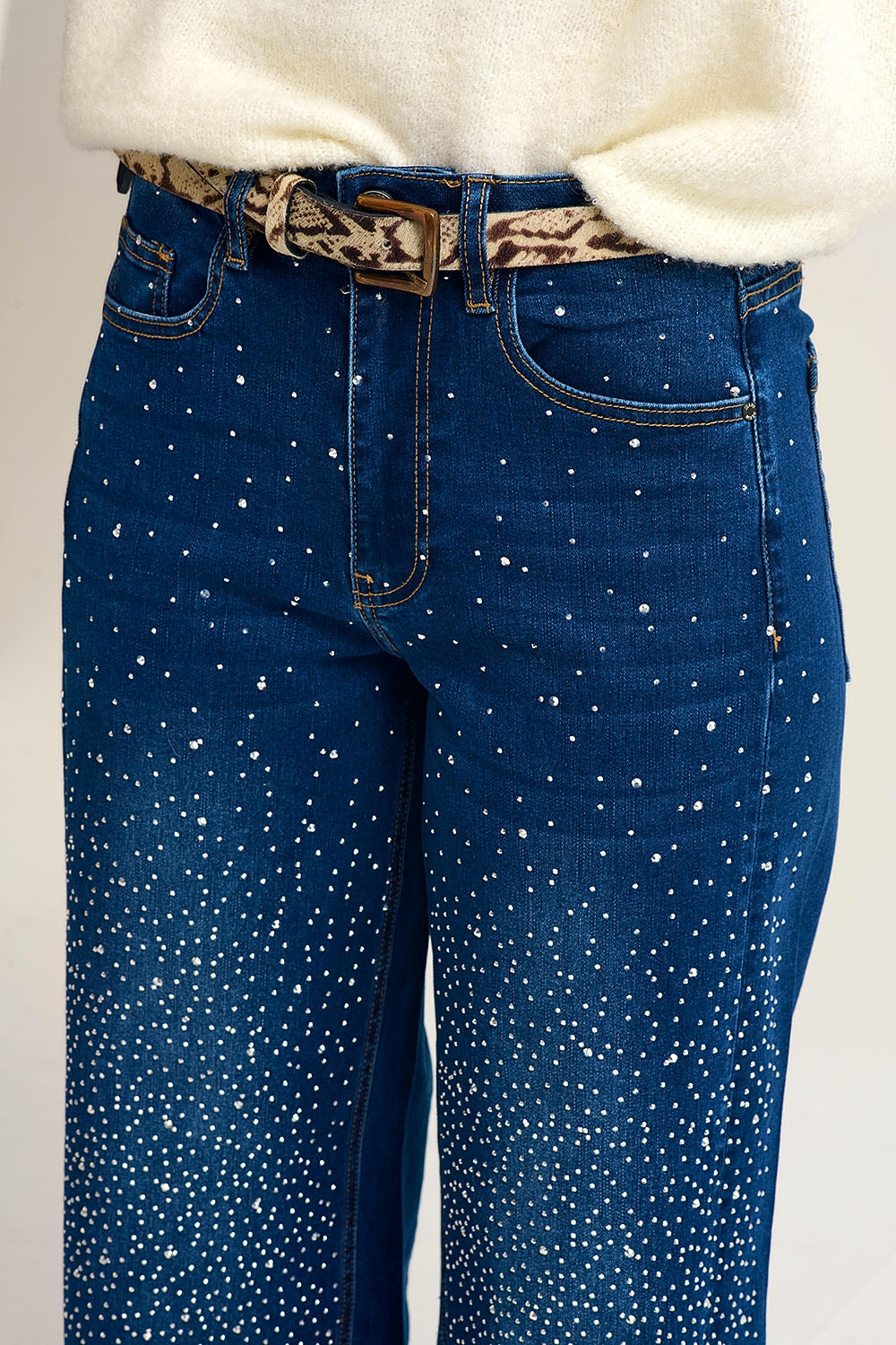 Jeans in denim a gamba larga con dettagli in strass sul davanti