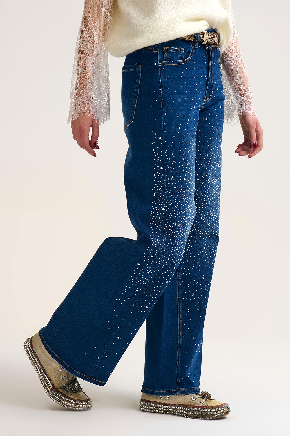 Jeans in denim a gamba larga con dettagli in strass sul davanti