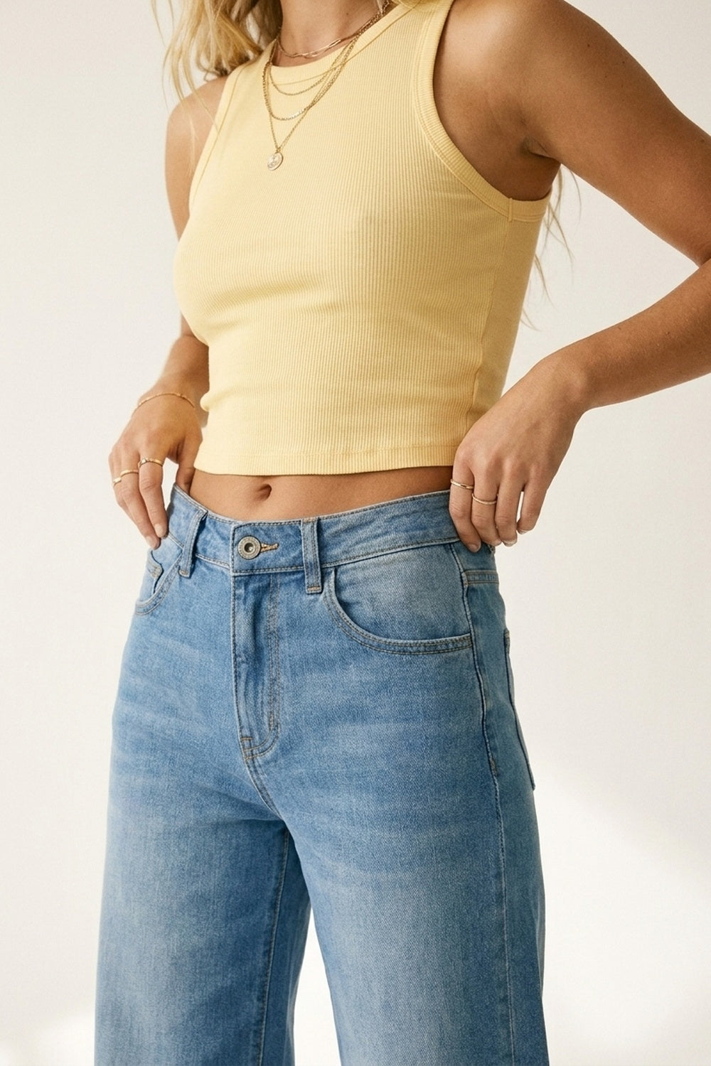Jeans in denim a gamba larga lavaggio medio con cucitura laterale