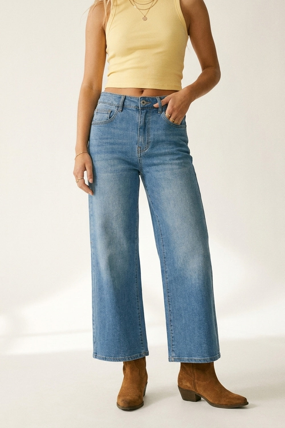 Q2 Jeans in denim a gamba larga lavaggio medio con cucitura laterale