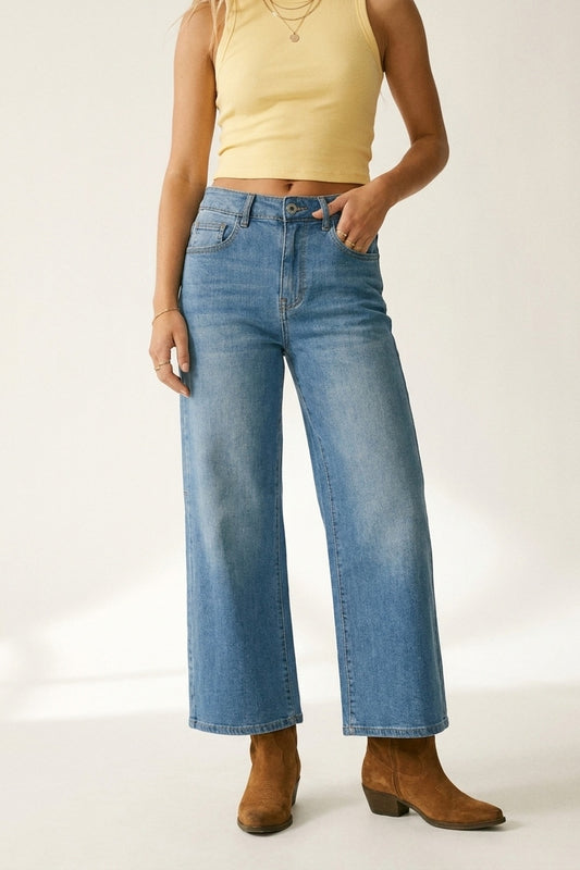 Q2 Jeans in denim a gamba larga lavaggio medio con cucitura laterale