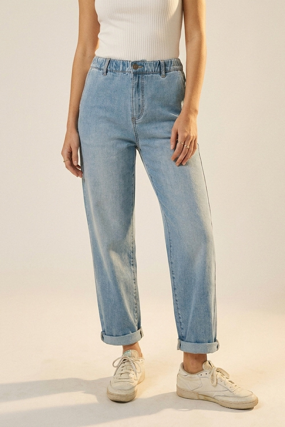 Q2 Jeans in denim a vita alta elasticizzata lavaggio chiaro e vestibilità comoda