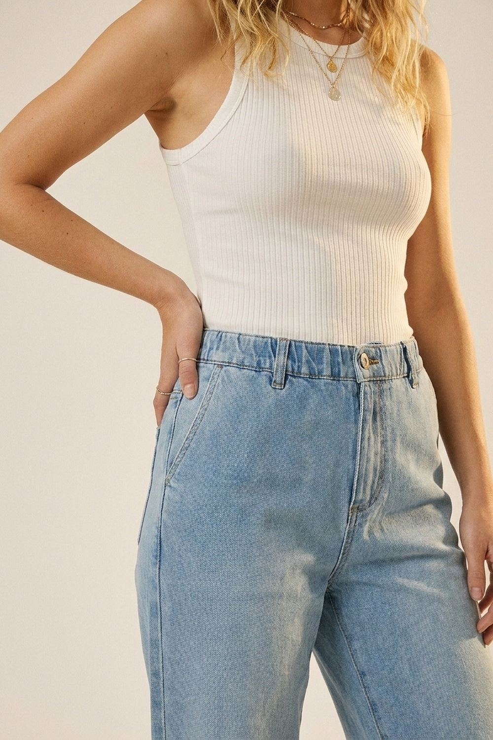 Jeans in denim a vita alta elasticizzata lavaggio chiaro e vestibilità comoda