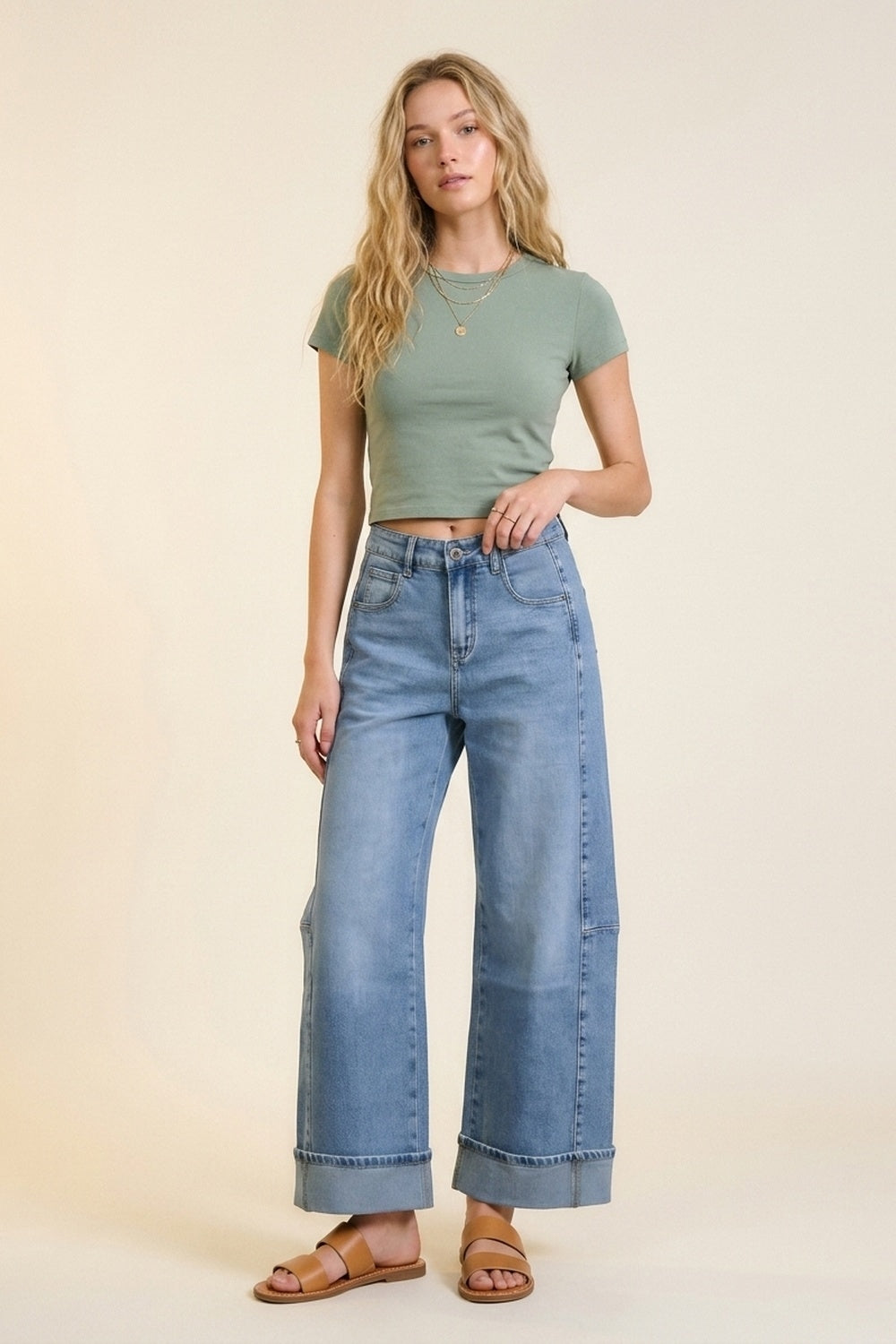 Jeans in Denim Blu a Gamba Larga Lavaggio Chiaro con Risvolti