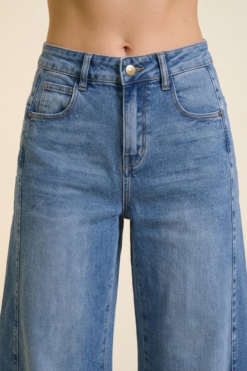 Jeans in Denim Blu a Gamba Larga Lavaggio Chiaro con Risvolti