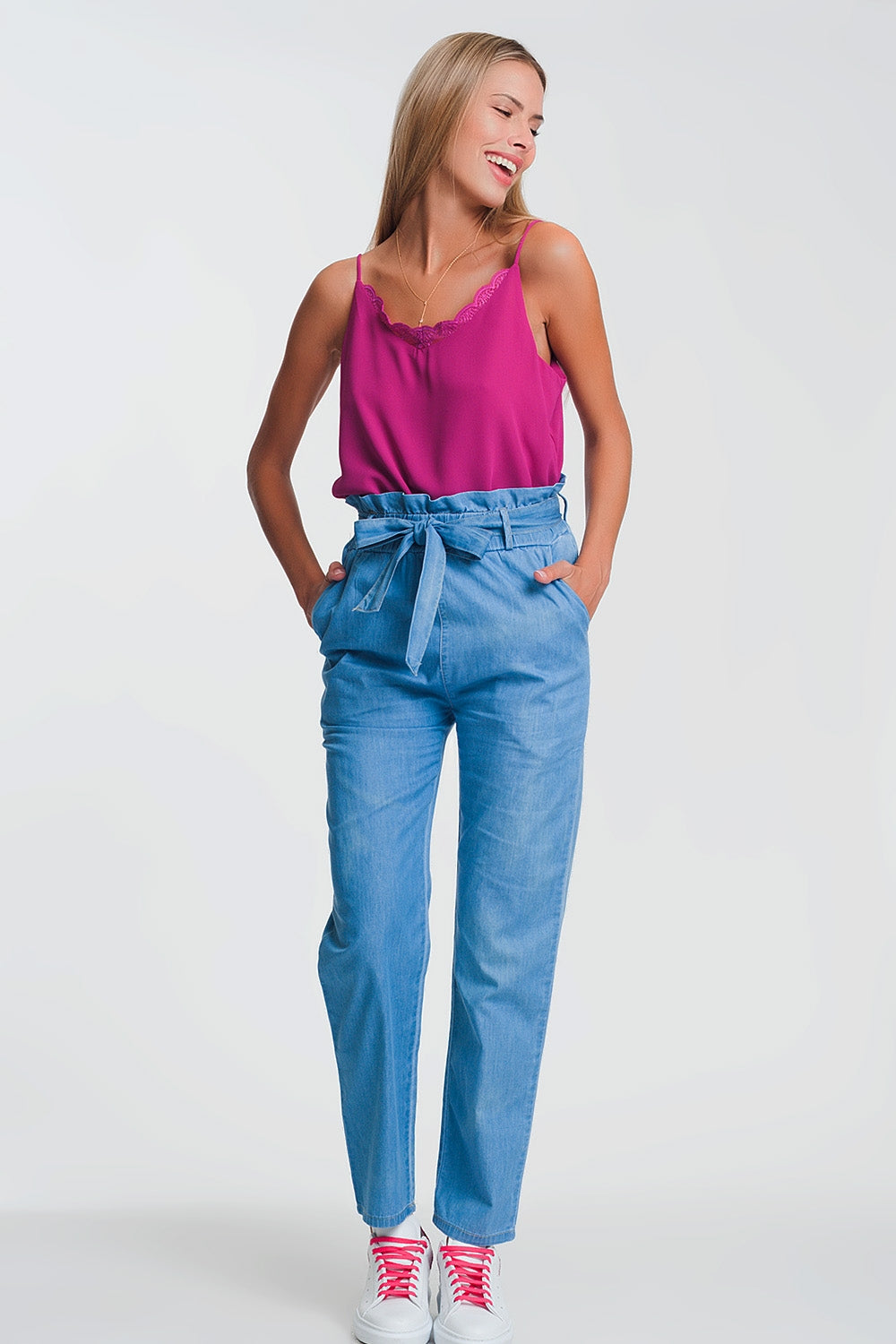 Jeans leggeri paperbag con vita raccolta e cintura