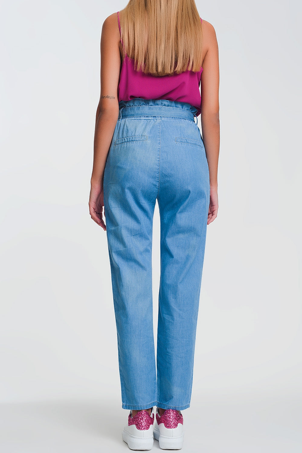 Jeans leggeri paperbag con vita raccolta e cintura
