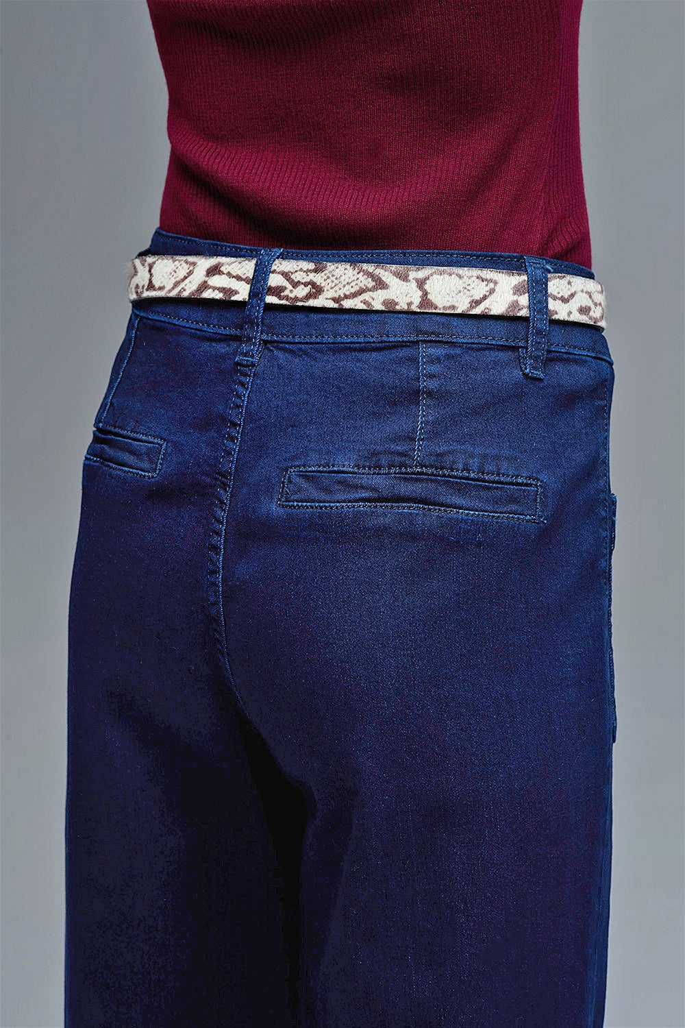 Jeans marini dritti con dettaglio tasca in blu profondo
