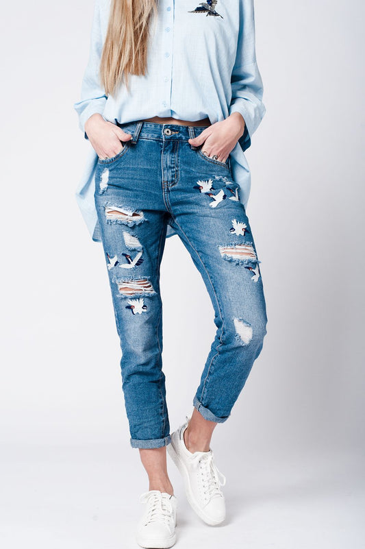 Q2 jeans mom slavati con strappi e uccelli ricamati