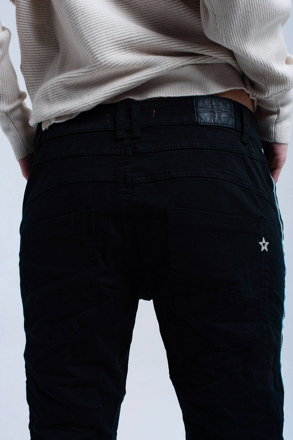 Jeans neri boyfriend con bottoni