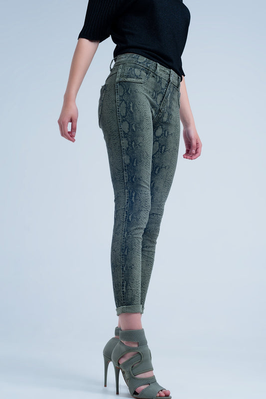 Q2 Jeans reversibile verdi con stampa a serpente