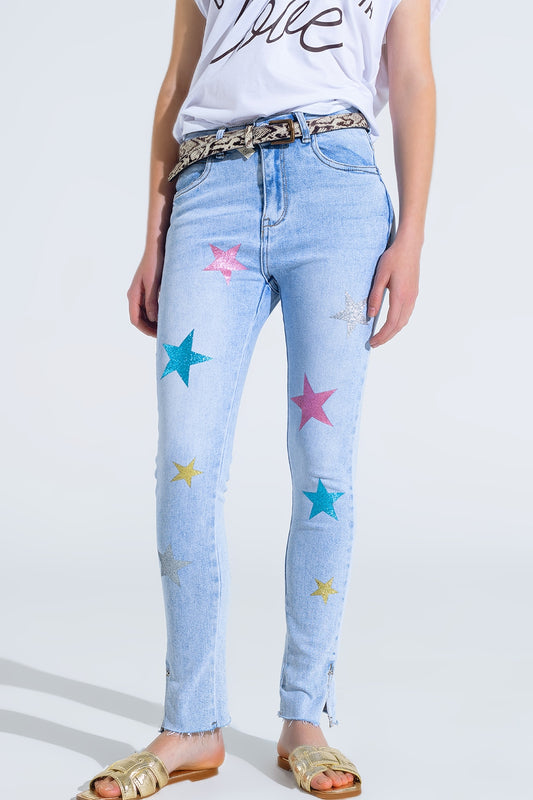 Q2 Jeans skinny a lavaggio chiaro con stelle sulle gambe