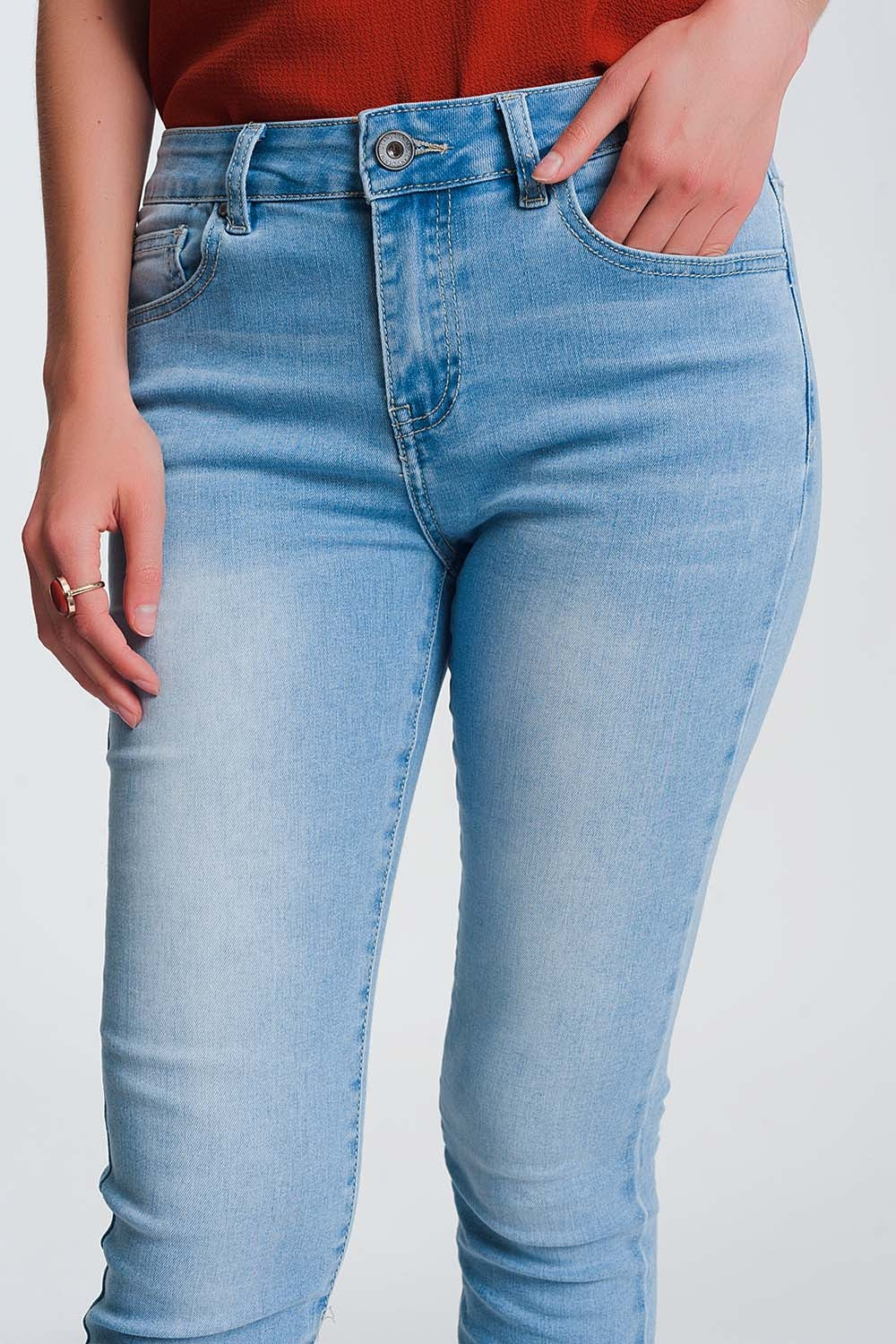Jeans skinny azzurri  con bordo sfrangiato