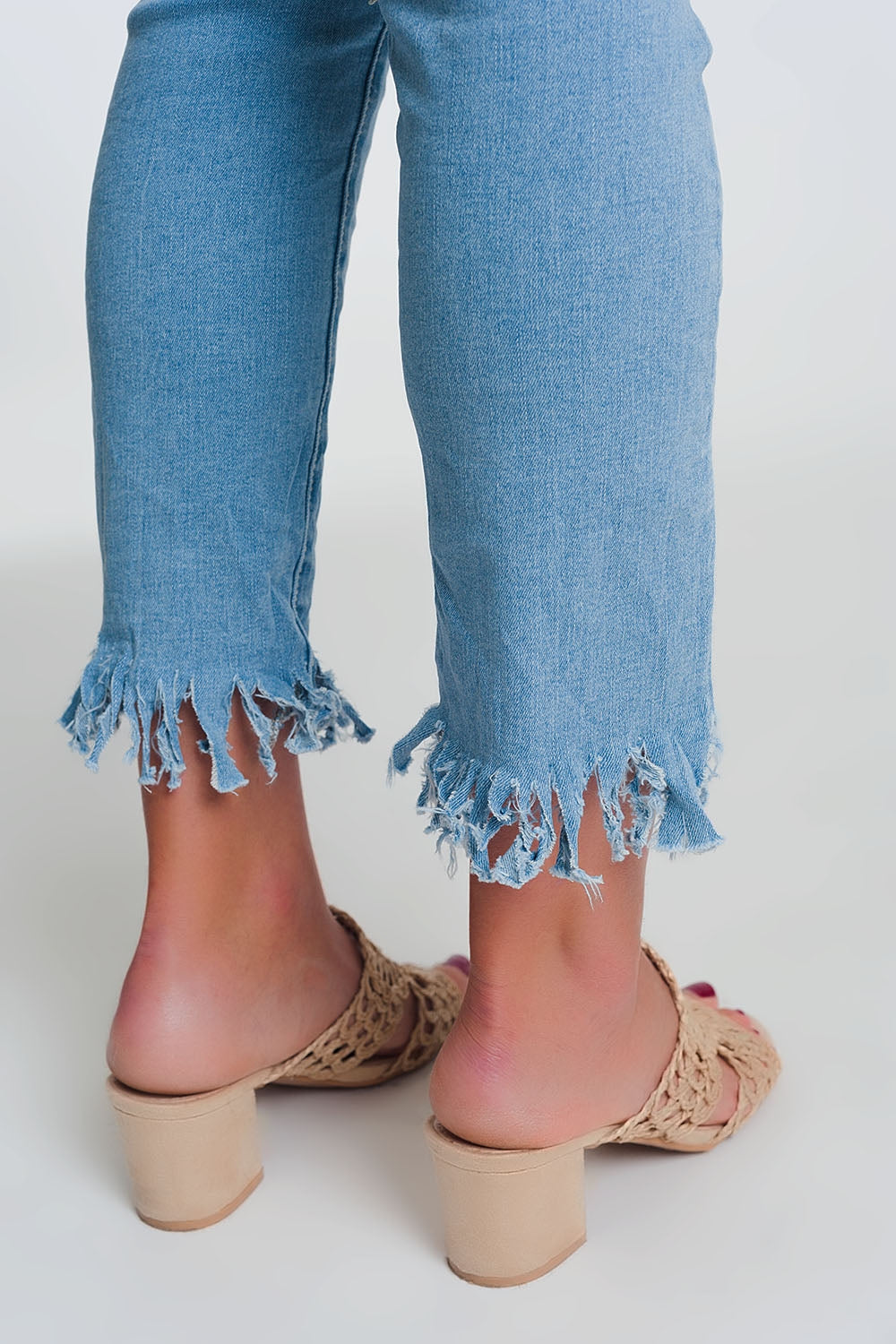 Jeans skinny azzurri  con bordo sfrangiato