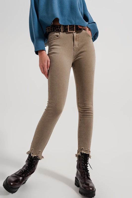Q2 Jeans skinny color beige con bordo grezzo