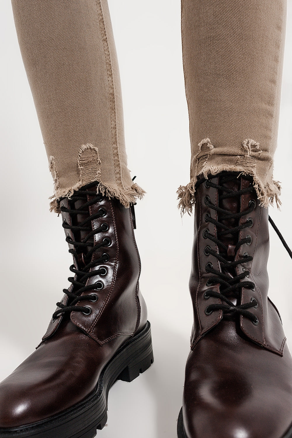 Jeans skinny color beige con bordo grezzo