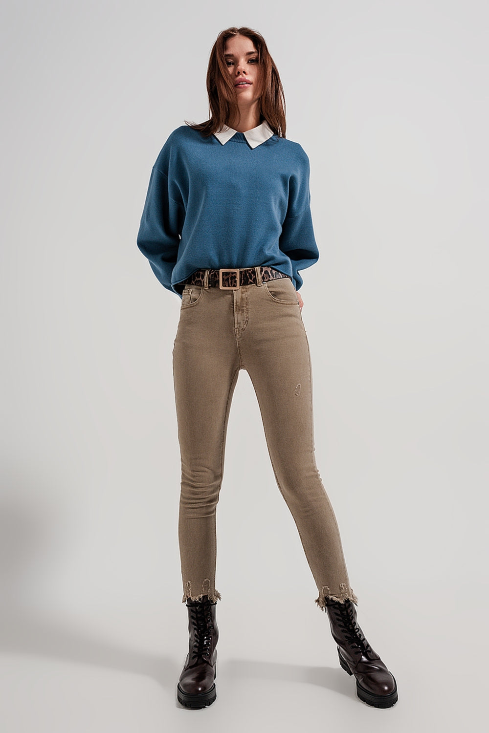 Jeans skinny color beige con bordo grezzo