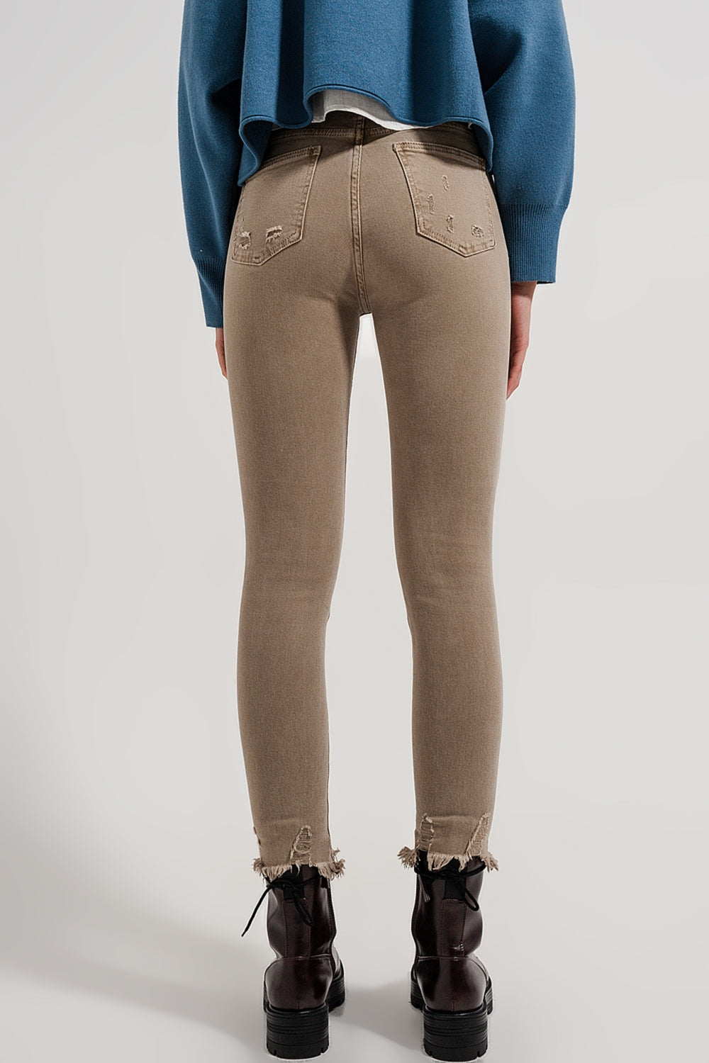 Jeans skinny color beige con bordo grezzo