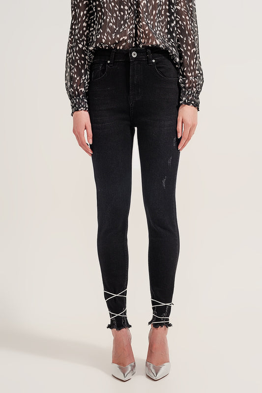 Q2 Jeans skinny con fondo grezzo nero con rotture