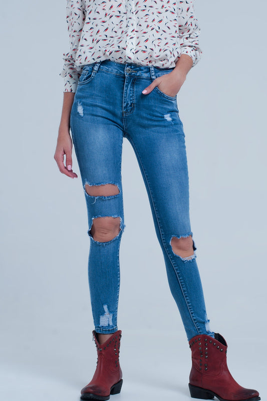 Q2 Jeans skinny con strappi molto consumati sulle ginocchia
