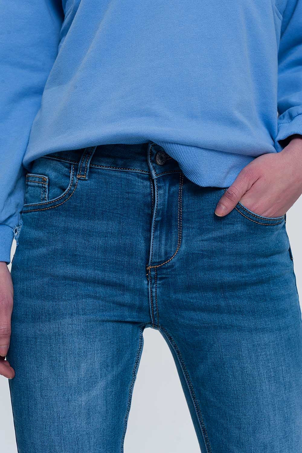 jeans skinny in denim chiaro con caviglie piegate e dettaglio strappato