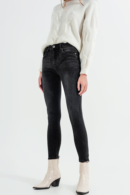 Q2 Jeans skinny lavaggio nero con zip sulla caviglia