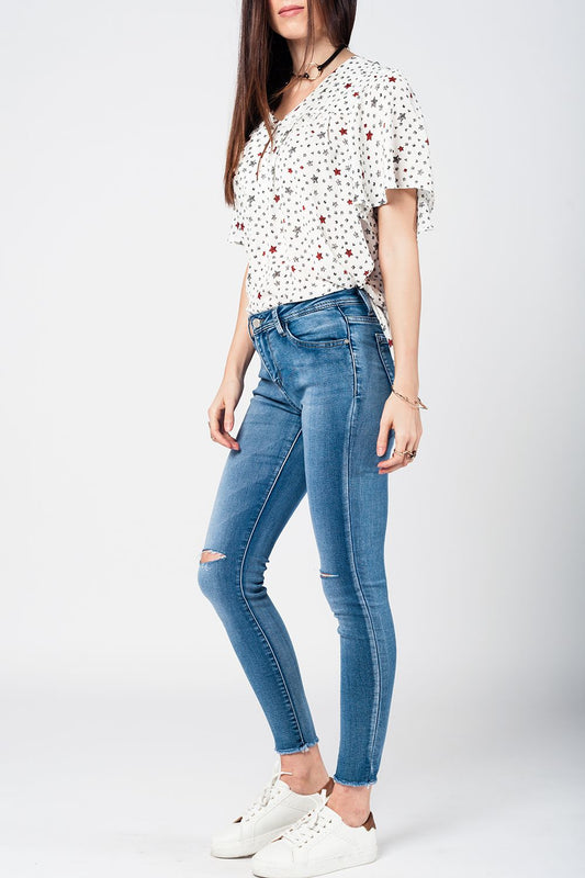Q2 Jeans skinny slavati con strappi e orli sfilacciati