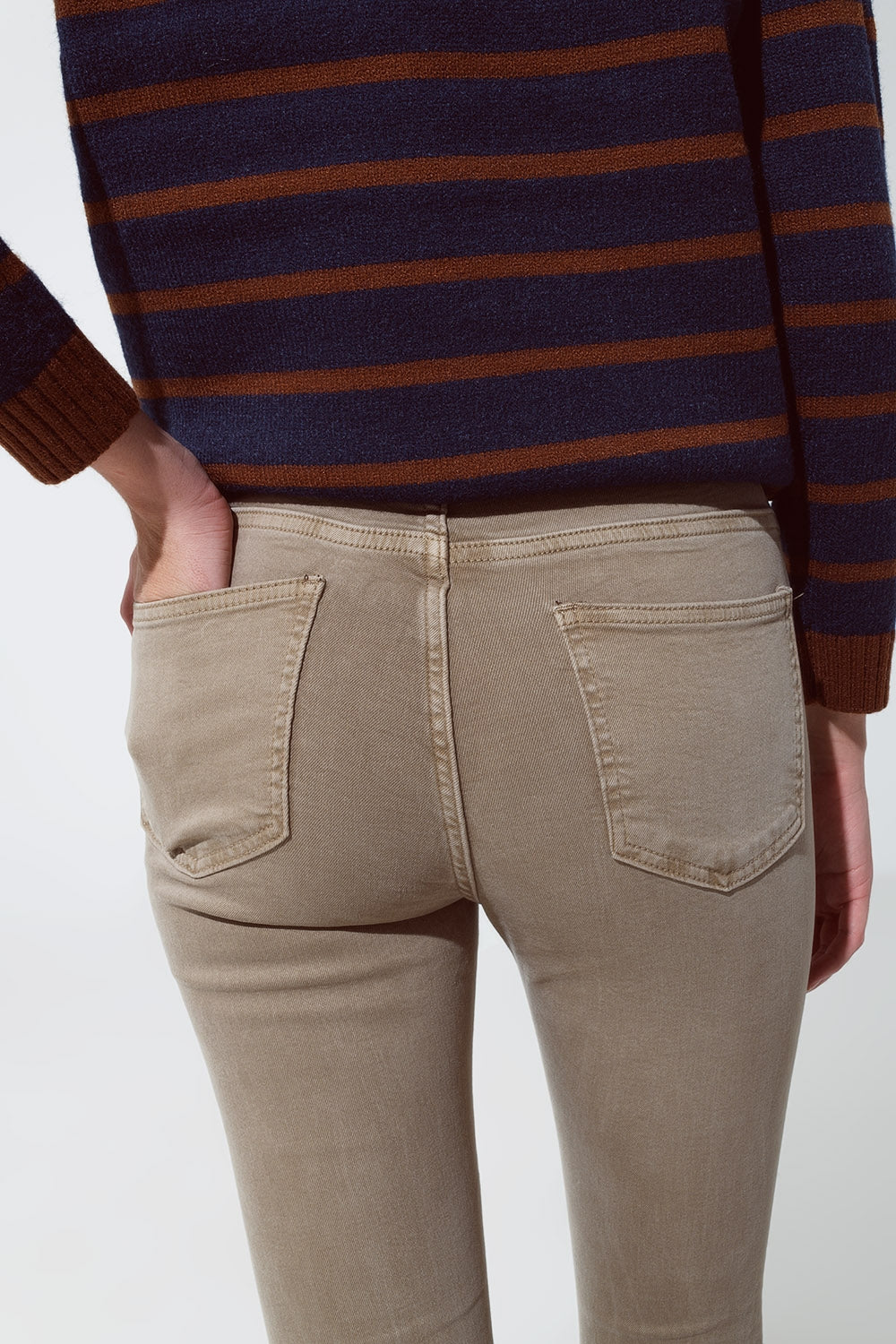 Jeans skinny svasati con doppio bottone in beige