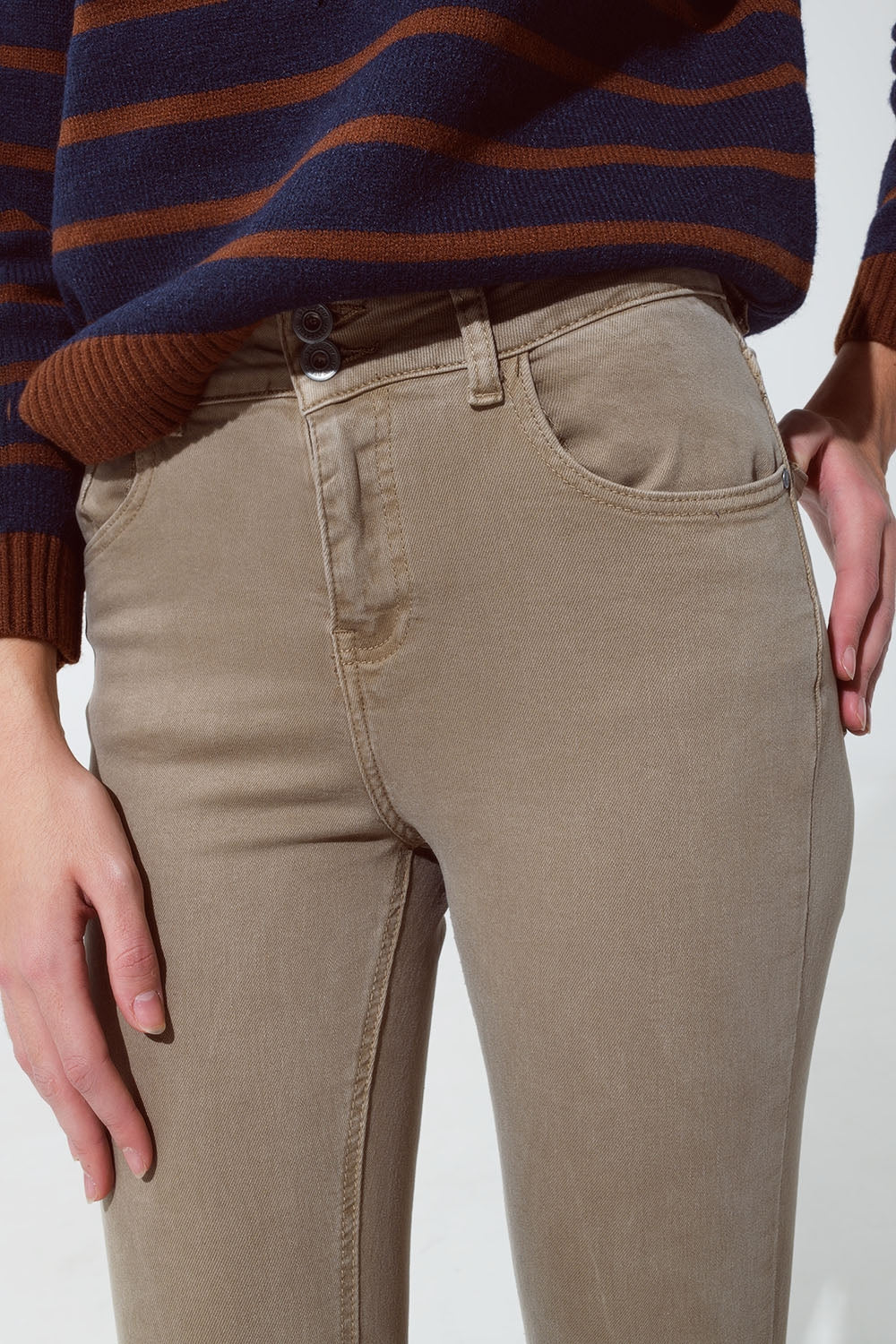 Jeans skinny svasati con doppio bottone in beige