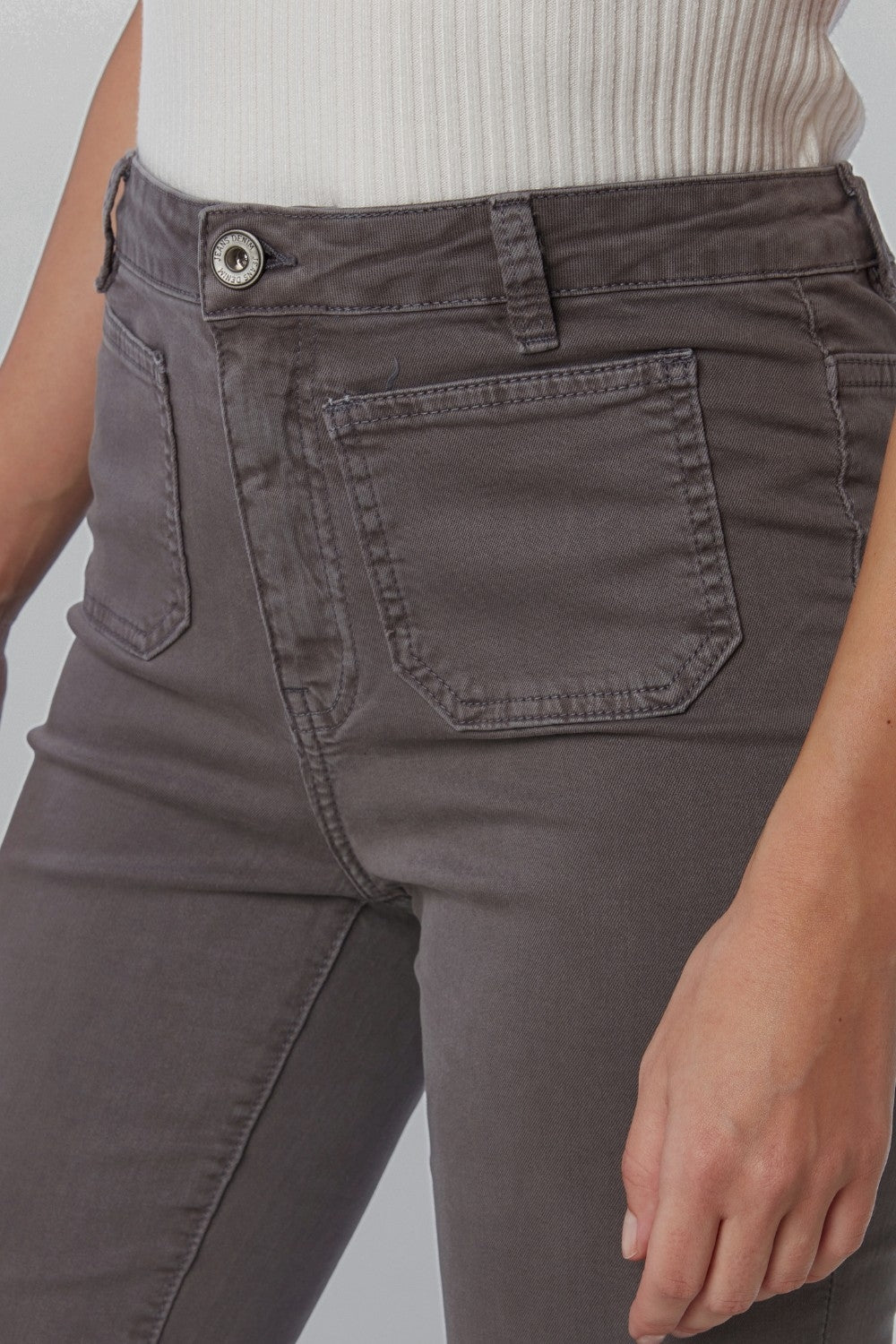 Jeans skinny svasati grigio scuro con dettaglio tasca frontale