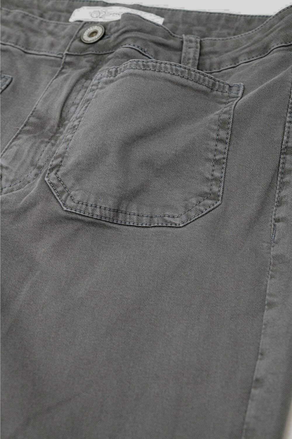 Jeans skinny svasati grigio scuro con dettaglio tasca frontale