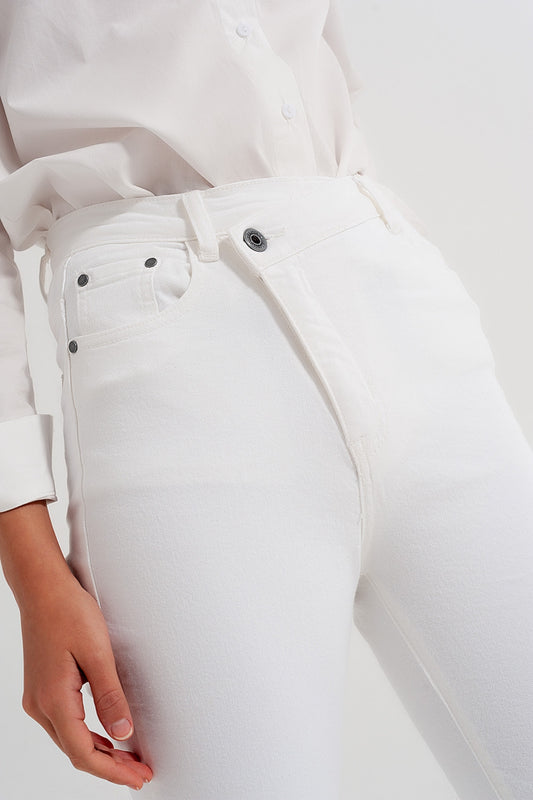 Q2 Jeans slim con cerniera asimmetrica e bottone crema