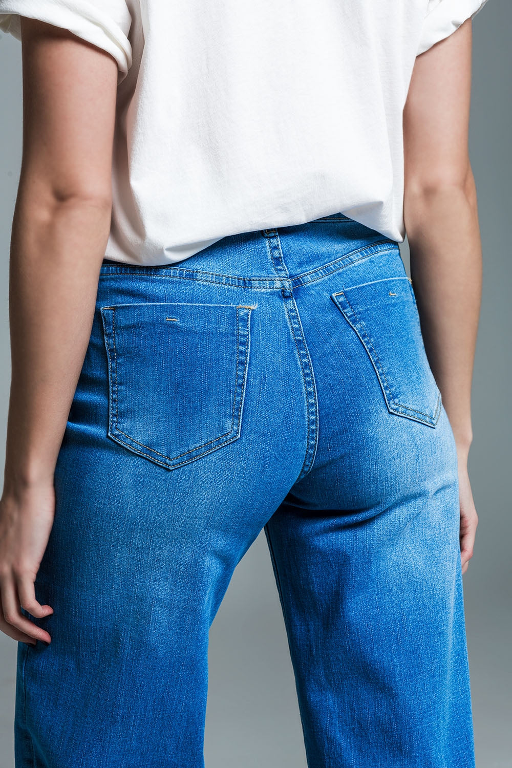 Jeans stile palazzo in lavaggio medio con doppia impuntura sul fondo