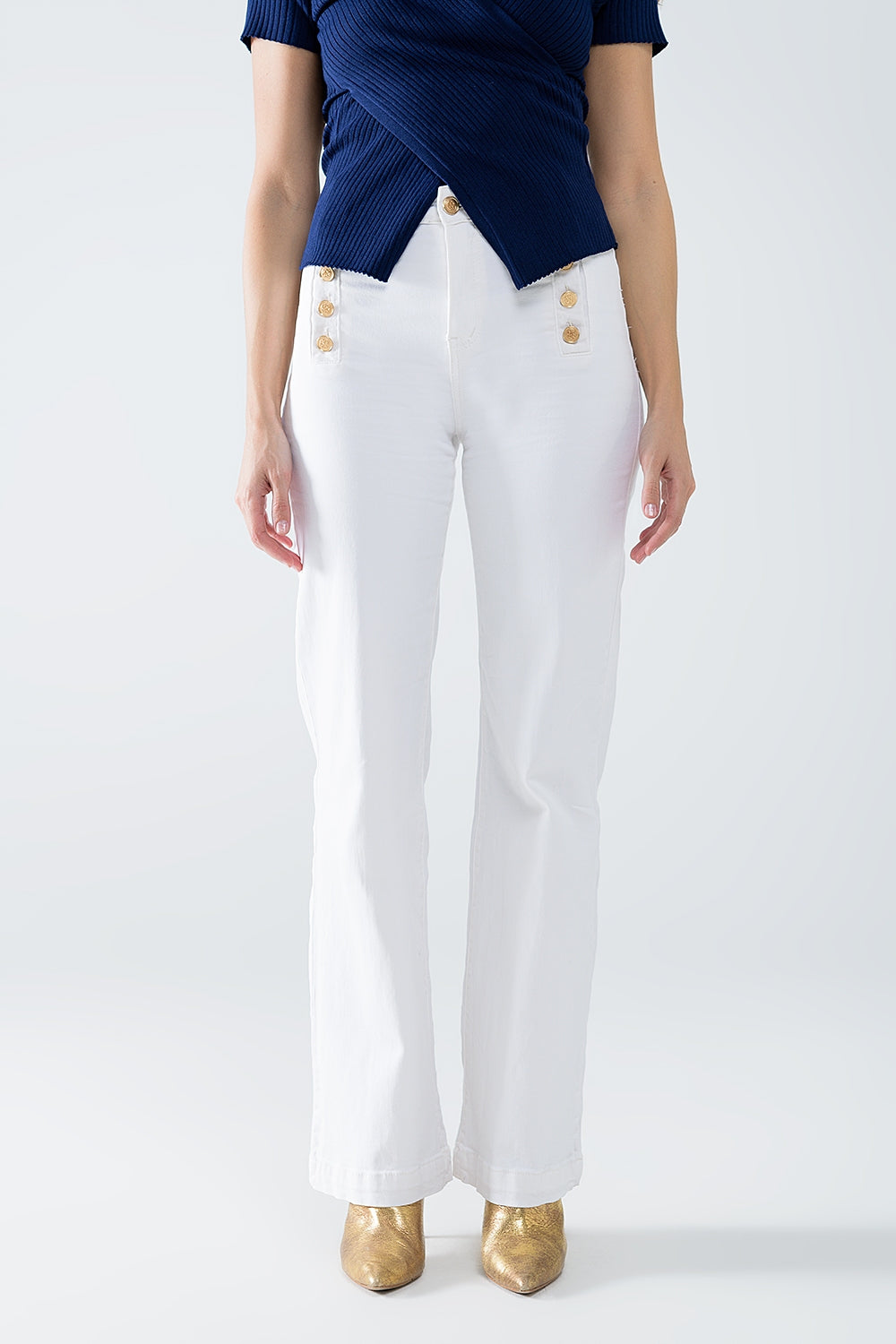 Q2 Jeans Straight con bottoni dorati laterali in bianco