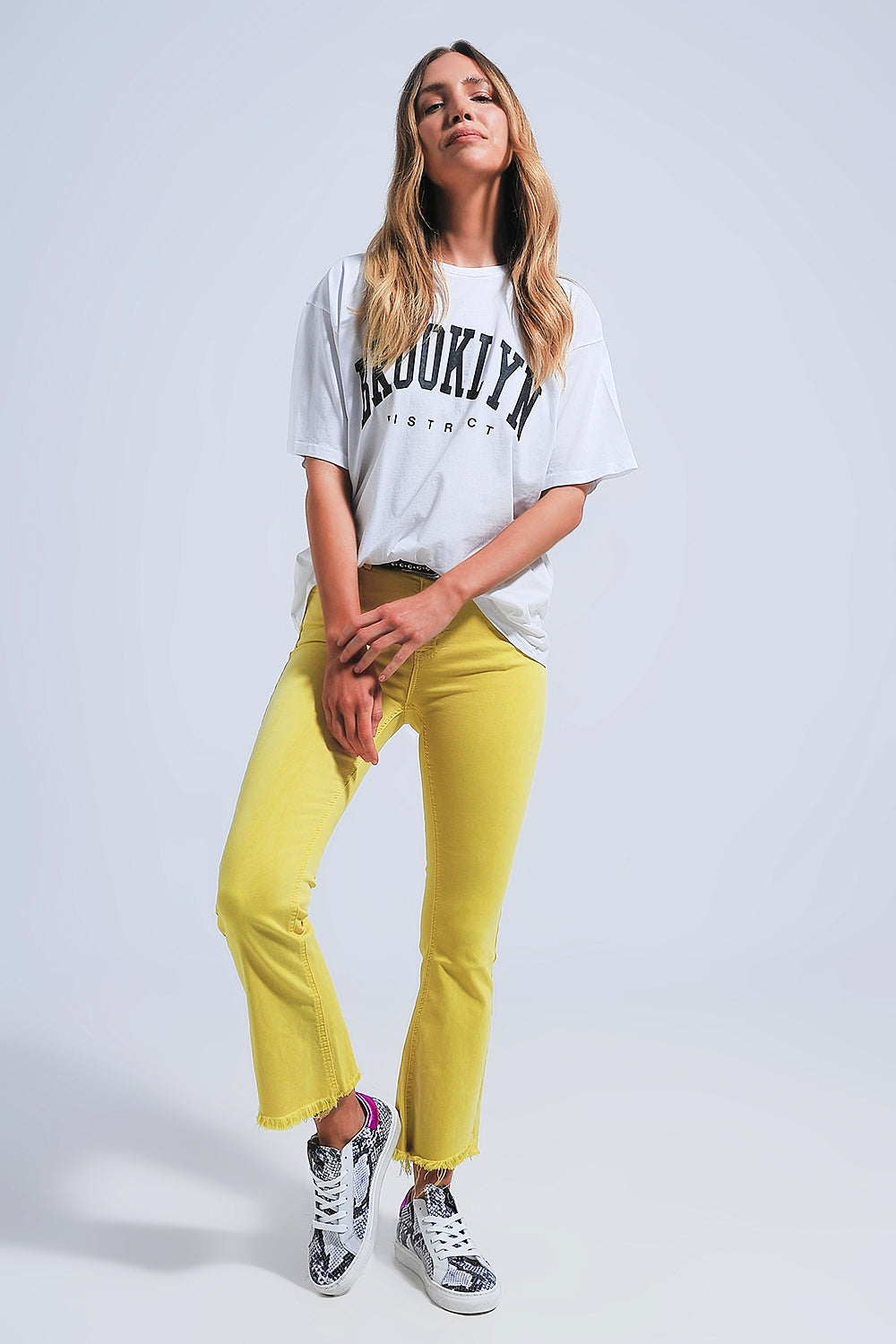 jeans straight gialli con caviglie larghe