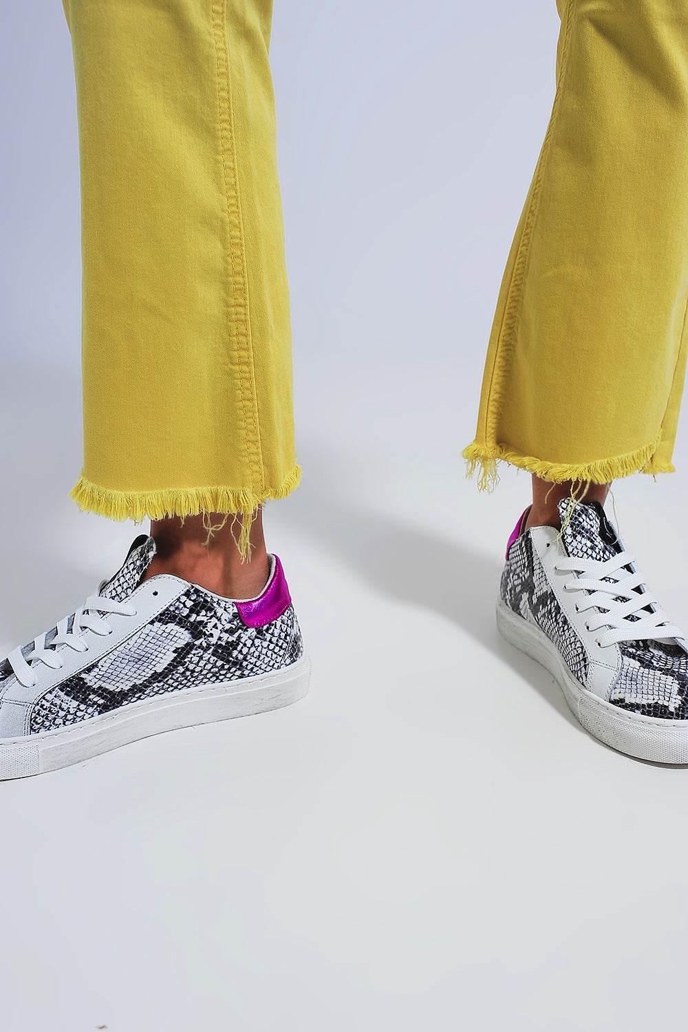 jeans straight gialli con caviglie larghe