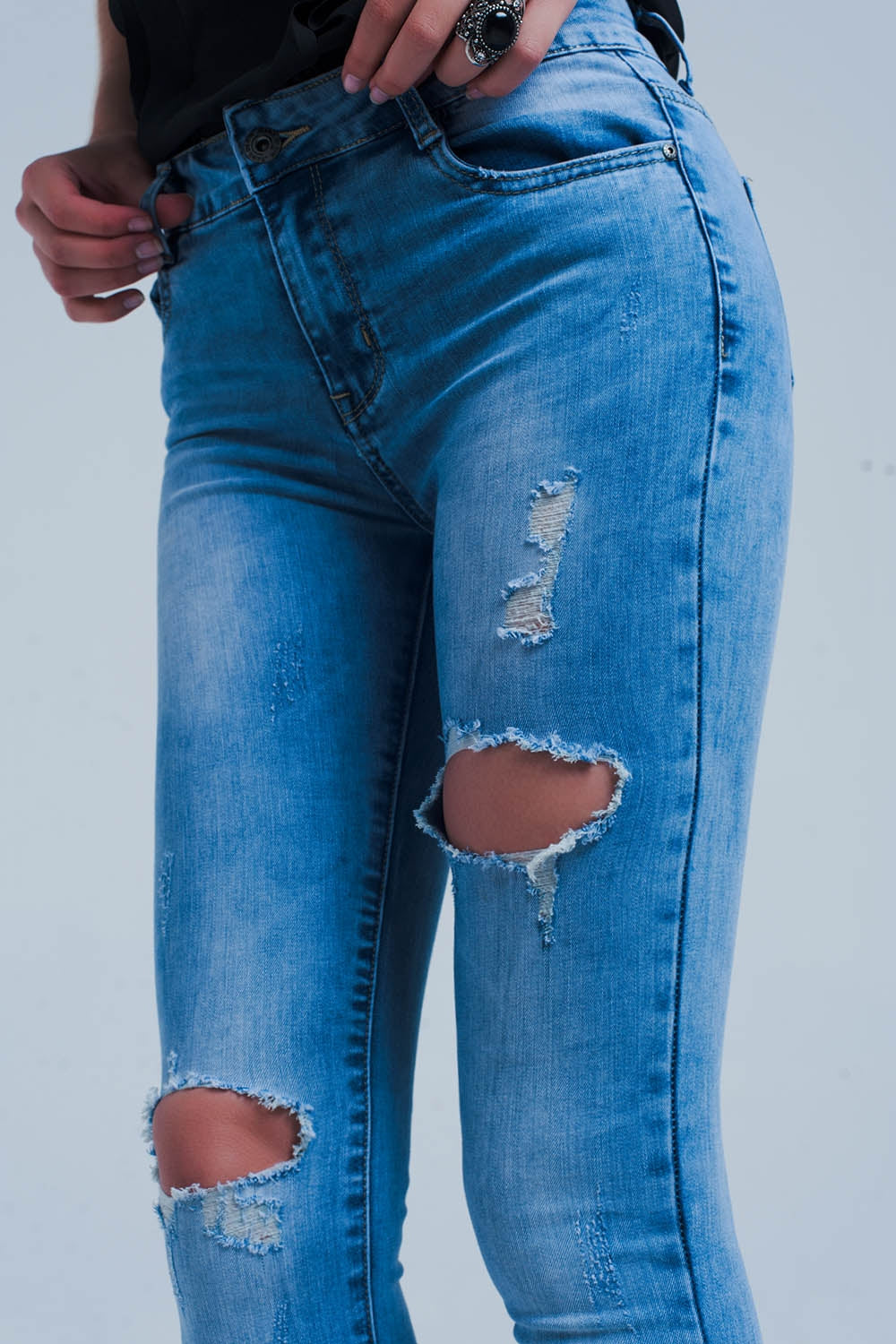 Jeans stretti con grandi rotos