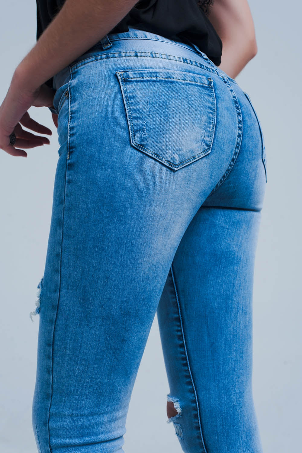 Jeans stretti con grandi rotos